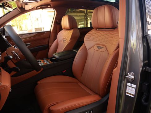 Used 2023 Bentley Bentayga Extended Wheelbase AWD/4WD image 17