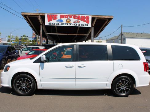 Used 2016 Dodge Grand Caravan SXT FWD image 3