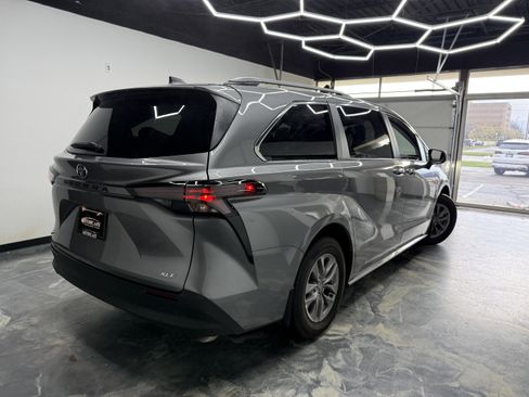 Used 2026 Toyota Sienna XLE image 5