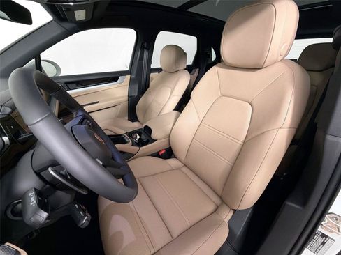 Certified 2026 Porsche Cayenne AWD/4WD image 5