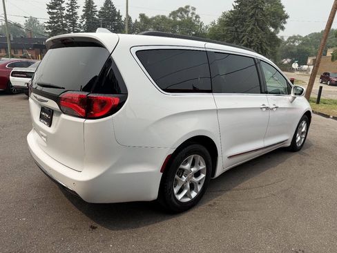 Used 2017 Chrysler Pacifica Touring-L w/ Tire & Wheel Group FWD image 4