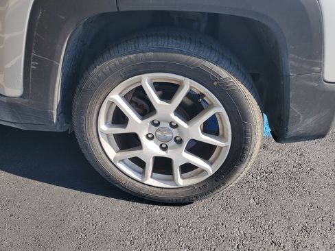 Used 2019 Jeep Renegade Latitude w/ Popular Equipment Group image 8