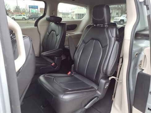 Used 2023 Chrysler Pacifica Touring-L image 11