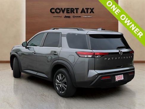 Used 2024 Nissan Pathfinder SV image 3