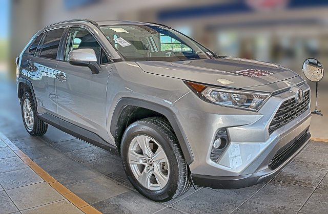 Used 2019 Toyota RAV4 XLE FWD image 2