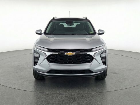 Used 2025 Chevrolet Trax LT FWD image 2