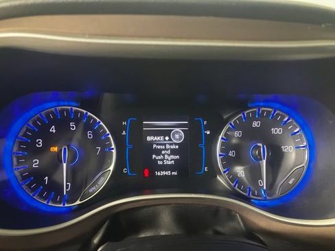 Used 2017 Chrysler Pacifica Touring FWD image 11