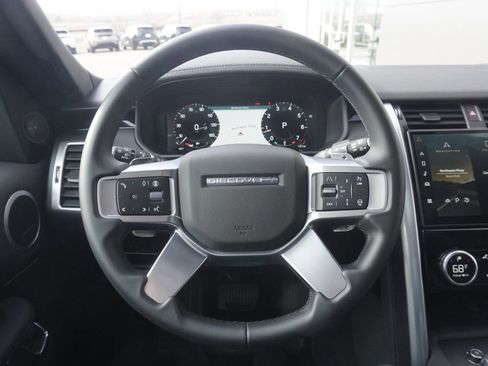 Used 2025 Land Rover Discovery S image 10