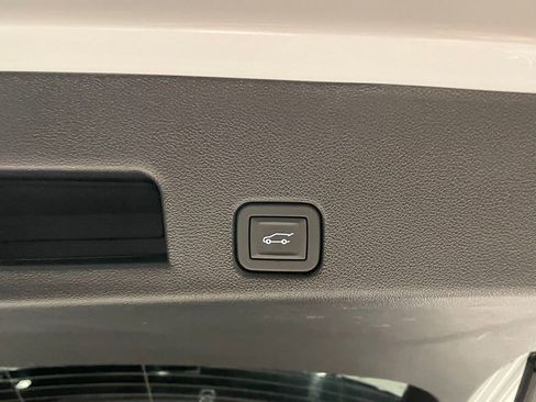 Used 2025 GMC Acadia Elevation image 12