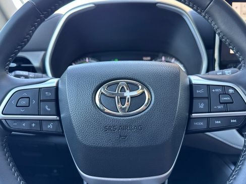 Used 2024 Toyota Highlander XLE AWD/4WD image 28
