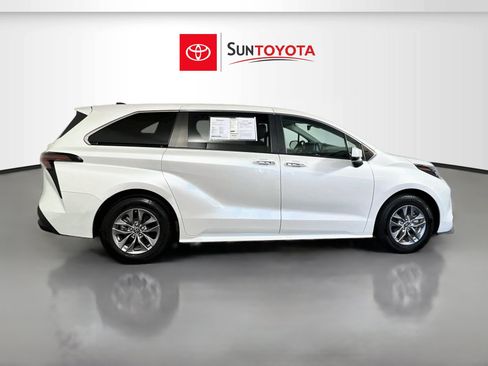 Used 2024 Toyota Sienna XLE FWD image 2