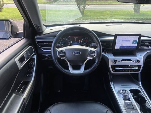 Used 2022 Ford Explorer XLT w/ Equipment Group 202A AWD/4WD image 28