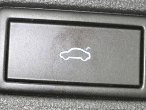 Used 2018 Volkswagen Tiguan SEL image 53