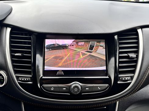 Used 2022 Chevrolet Trax LT w/ LT Convenience Package image 24