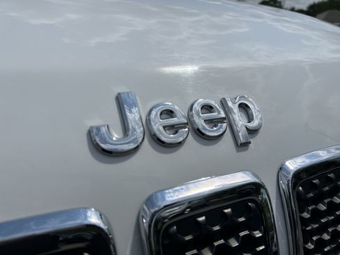 Used 2022 Jeep Cherokee Limited AWD/4WD image 27