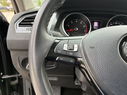 Used 2021 Volkswagen Tiguan SE w/ Panoramic Sunroof Package FWD image 15