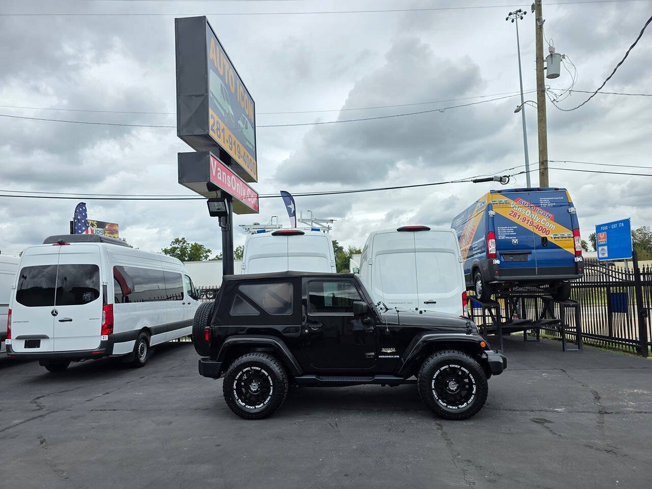 Used 2015 Jeep Wrangler Sahara w/ Connectivity Group AWD/4WD image 3