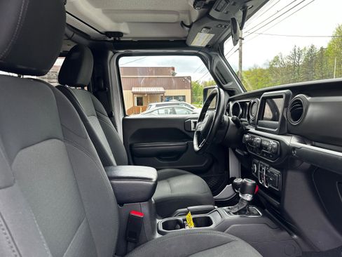 Used 2022 Jeep Gladiator Sport AWD/4WD image 9