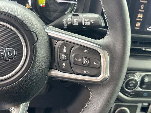 Used 2025 Jeep Wrangler Sahara image 25