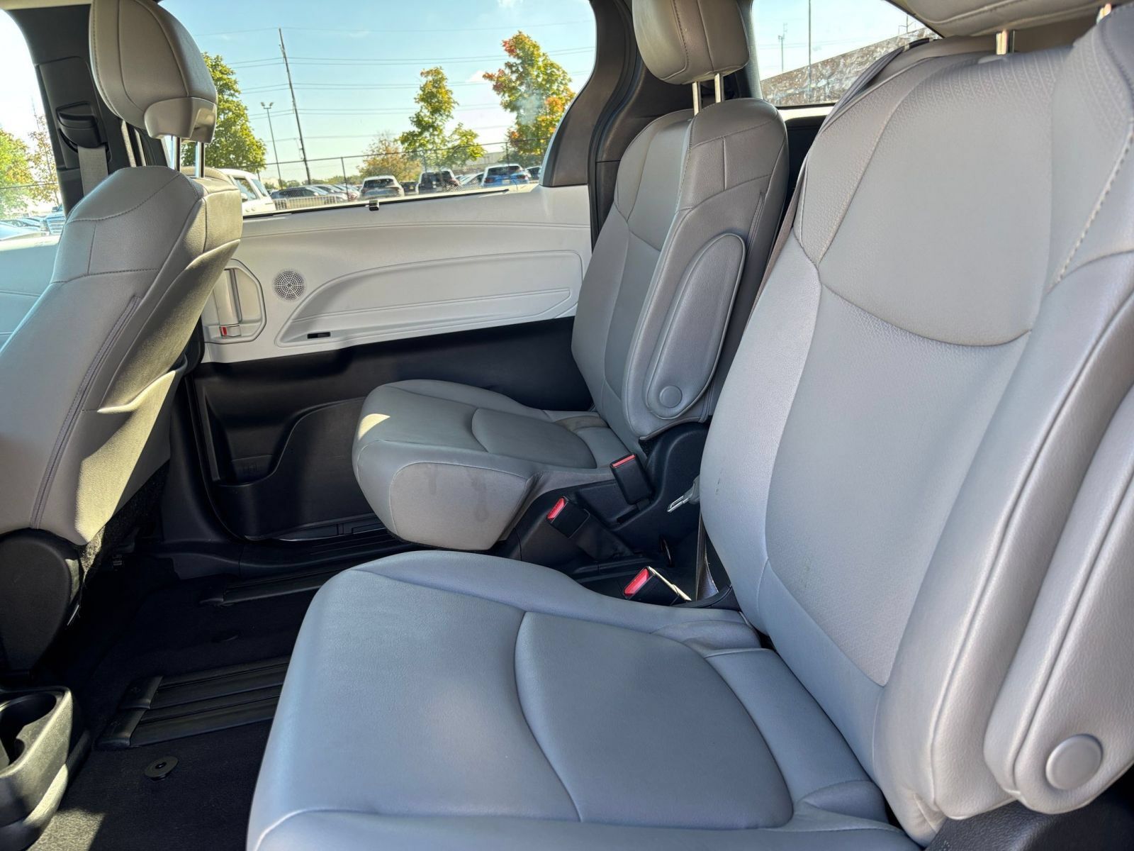 Used 2025 Toyota Sienna XLE FWD image 25