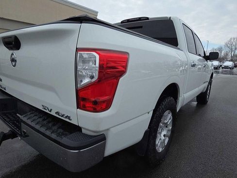 Used 2018 Nissan Titan SV image 5