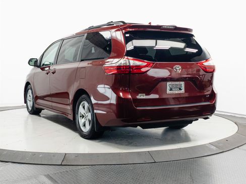 Used 2019 Toyota Sienna LE w/ Outdoor Package FWD image 9