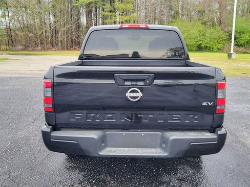 Used 2024 Nissan Frontier SV image 3