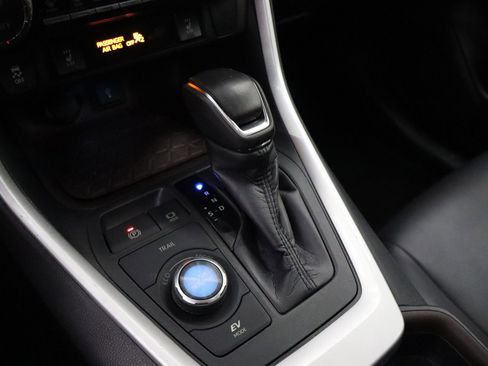 Used 2020 Toyota RAV4 Limited image 19