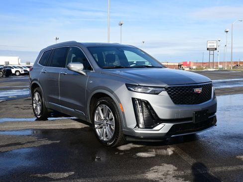 Used 2025 Cadillac XT6 Premium Luxury image 2