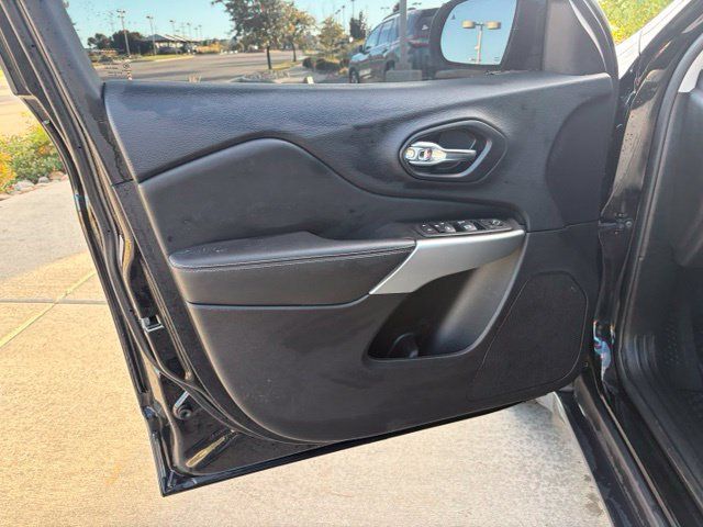 Used 2022 Jeep Cherokee Latitude w/ Trailer Tow Group AWD/4WD image 16
