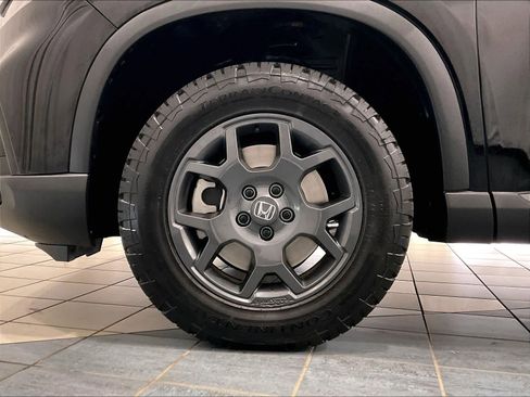 Used 2025 Honda Pilot TrailSport image 7