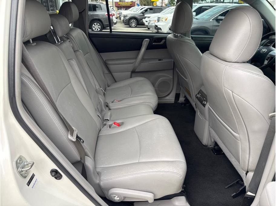 Used 2013 Toyota Highlander SE FWD image 23