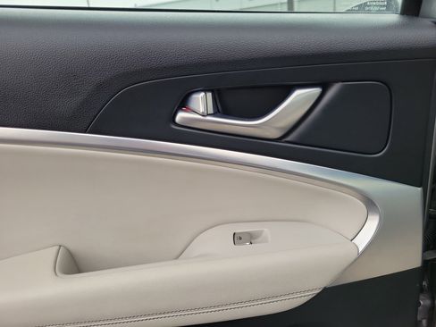 Used 2025 Genesis G70 2.5T image 12