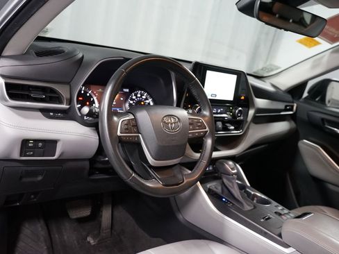 Used 2023 Toyota Highlander XLE image 7