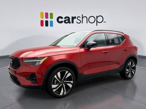Used 2024 Volvo XC40 B5 Plus w/ Climate Package AWD/4WD image 1