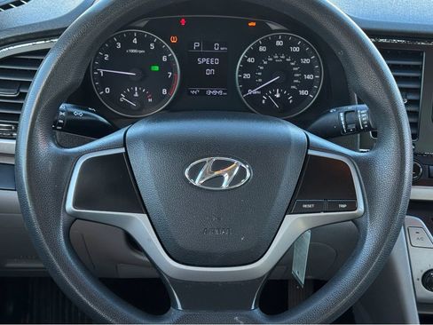 Used 2017 Hyundai Elantra SE image 17