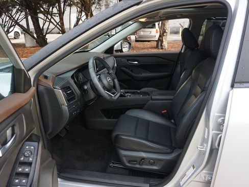 Used 2023 Nissan Rogue SV w/ SV Premium B Package FWD image 2