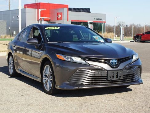 Used 2018 Toyota Camry XLE image 2