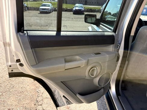 Used 2006 Jeep Commander 4WD image 16