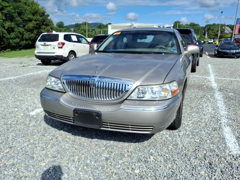 Used 2003 Lincoln Town Car Executive RWD image 4