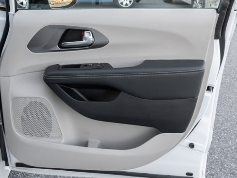 Used 2024 Chrysler Pacifica Touring-L image 36