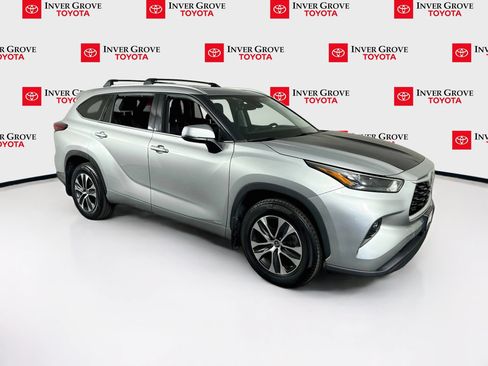 Used 2022 Toyota Highlander XLE AWD/4WD image 3