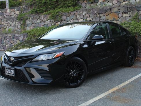 Used 2020 Toyota Camry SE FWD image 2
