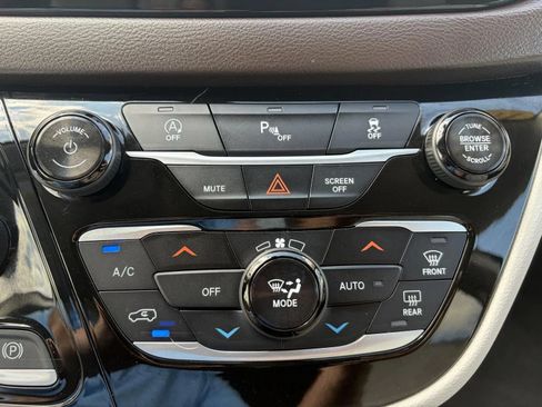 Used 2018 Chrysler Pacifica Touring-L FWD image 22