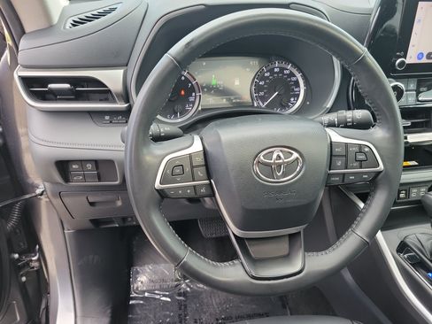 Used 2024 Toyota Highlander XLE AWD/4WD image 29