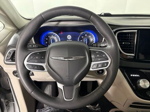 Used 2024 Chrysler Pacifica Touring-L FWD image 22