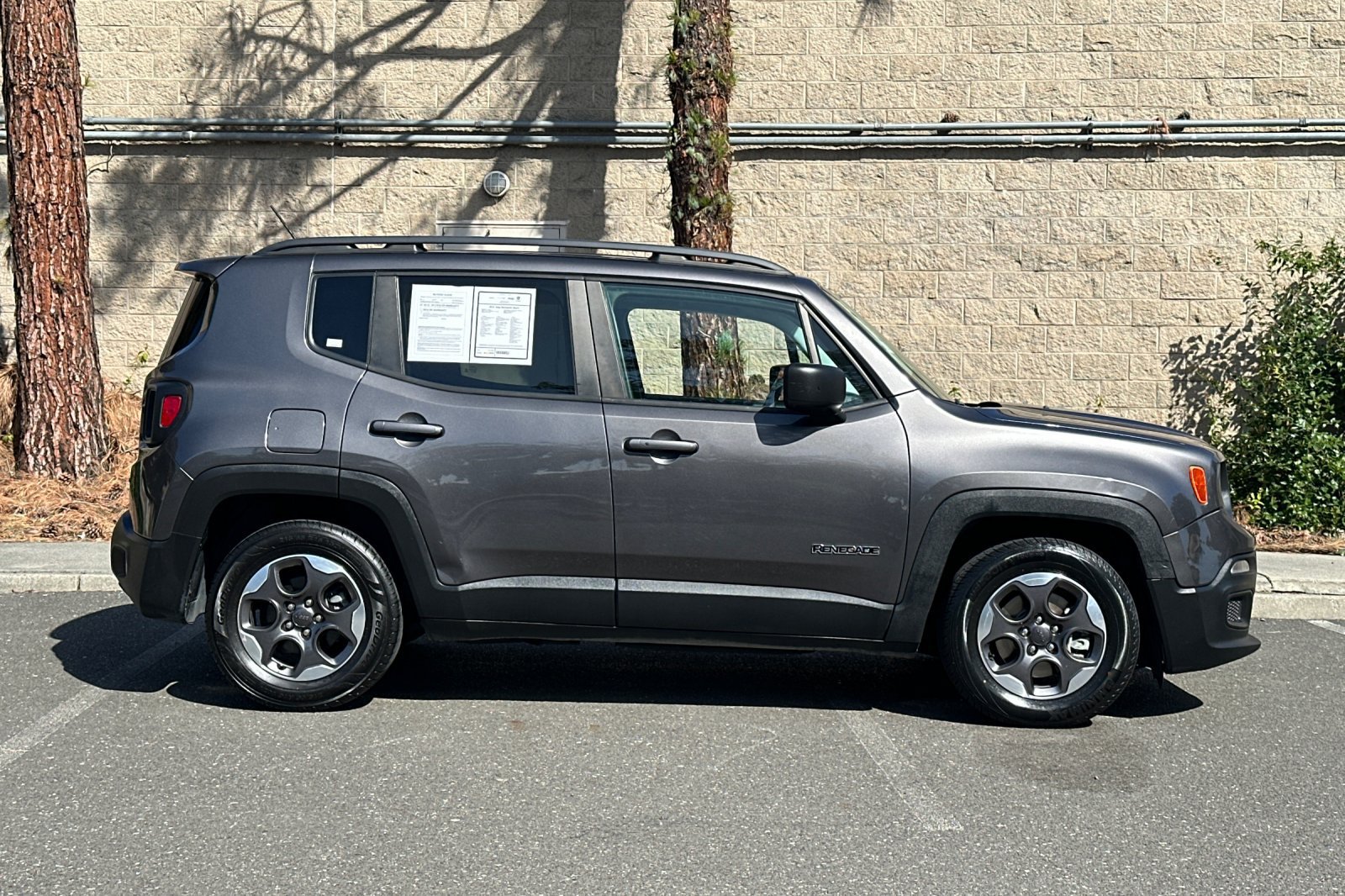 Used 2017 Jeep Renegade Sport w/ Power & Air Group FWD image 2