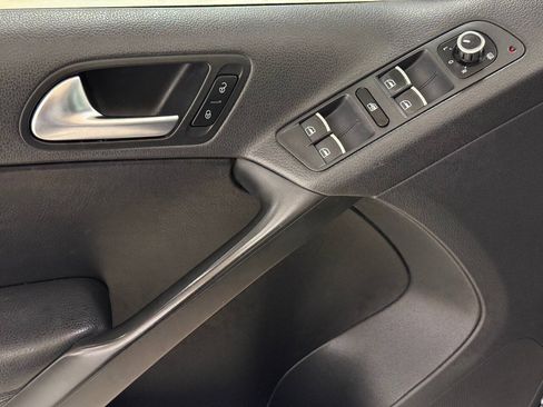 Used 2013 Volkswagen Tiguan SE FWD image 45