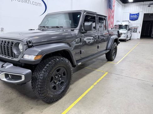 Used 2024 Jeep Gladiator Sport AWD/4WD image 20