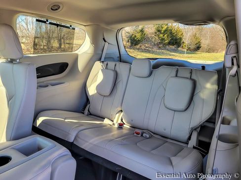 Used 2019 Chrysler Pacifica Touring-L w/ Advanced Safetytec Group image 11